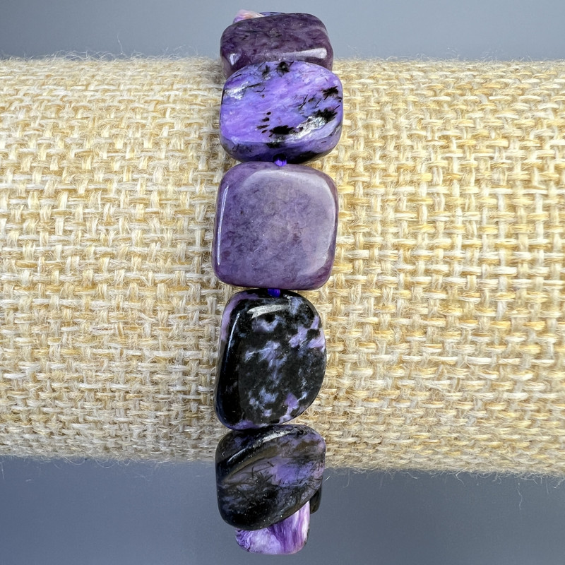 Bransoletka z charoitu, naturalny kamień, duże fasetowane koraliki, średnica 11×13 mm, długość około 18 cm (na elastycznej nici)
