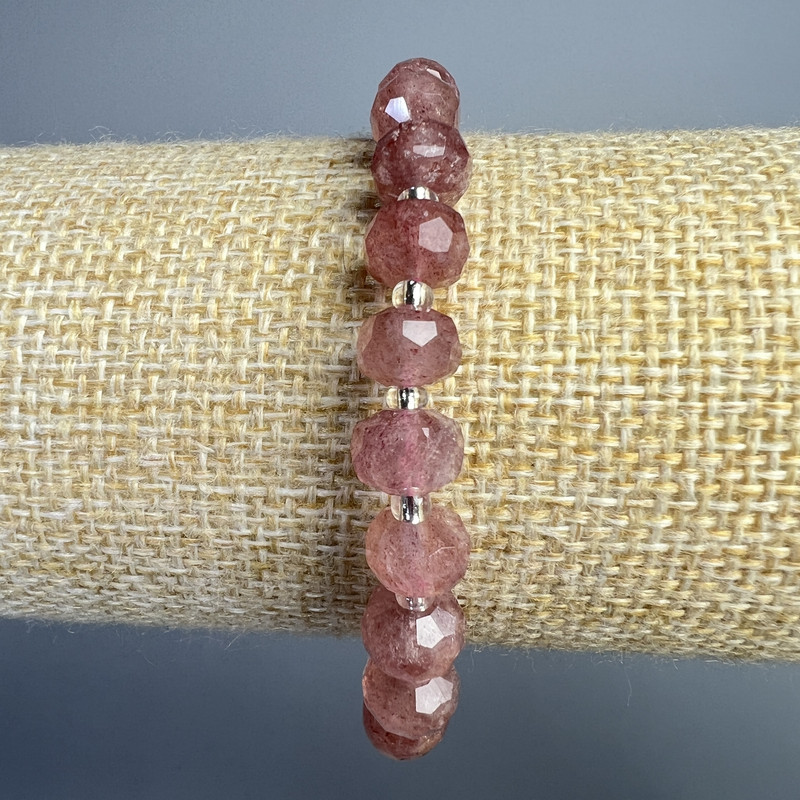 Bransoletka z kwarcu truskawkowego, naturalny kamień, fasetowane rondelki, średnica 8×6 mm ±, długość 18 cm ± (na elastycznej gumce) z koralikami
