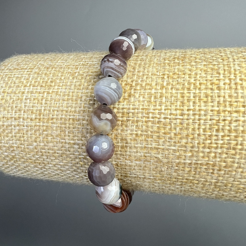 Bransoletka z agatu botswańskiego, fasetowane kuleczki 8 mm, długość 18 cm (rozciągana)