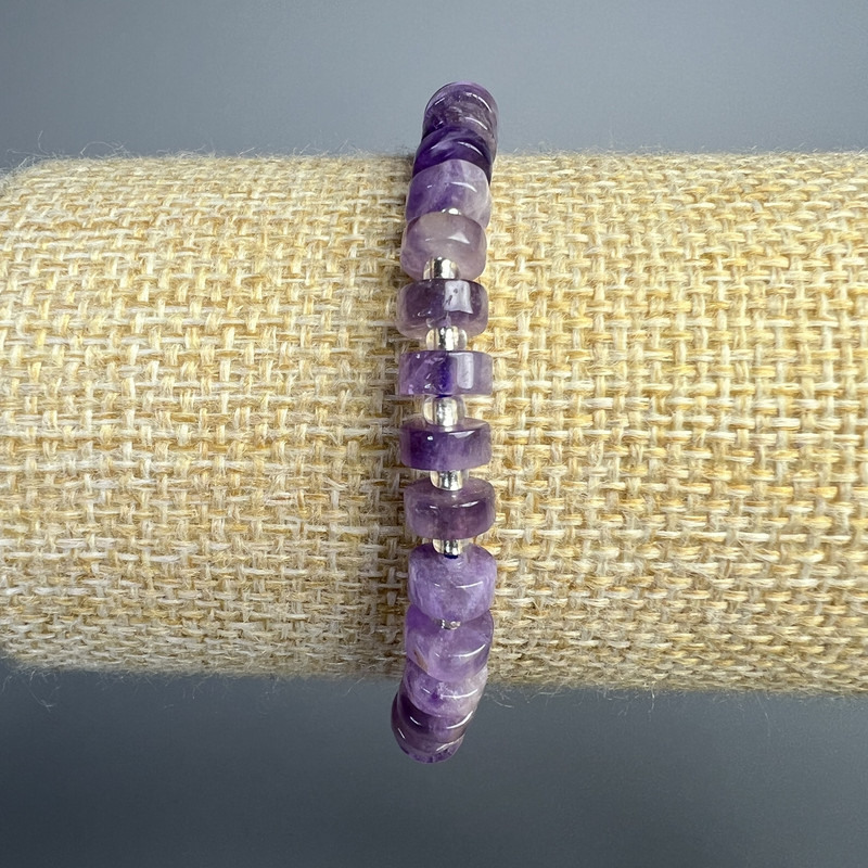 Bransoletka z naturalnym ametystem w formie krążków, średnica 6,5×3 mm, długość 18 cm, elastyczna, z koralikami