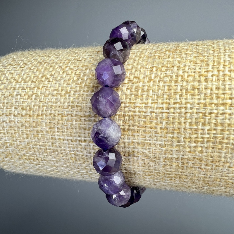 Bransoletka z naturalnym ametystem, fasetowana kulka o średnicy 8 mm, długość 18 cm (rozciągliwa)