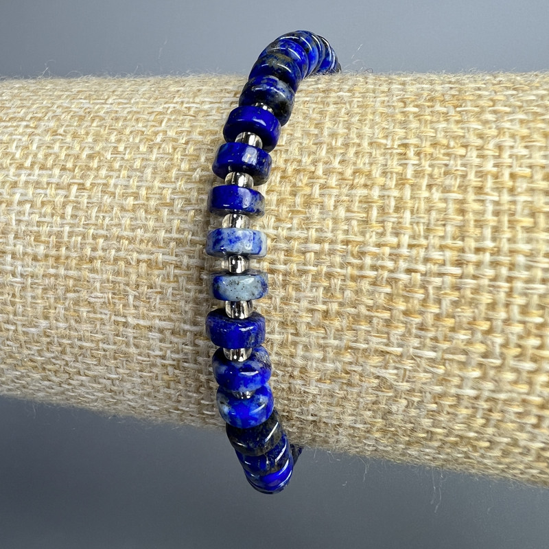Bransoletka z lazurytu, naturalny kamień w formie talerzyków, średnica 6×2,5 mm, długość 18 cm, elastyczna, z koralikami