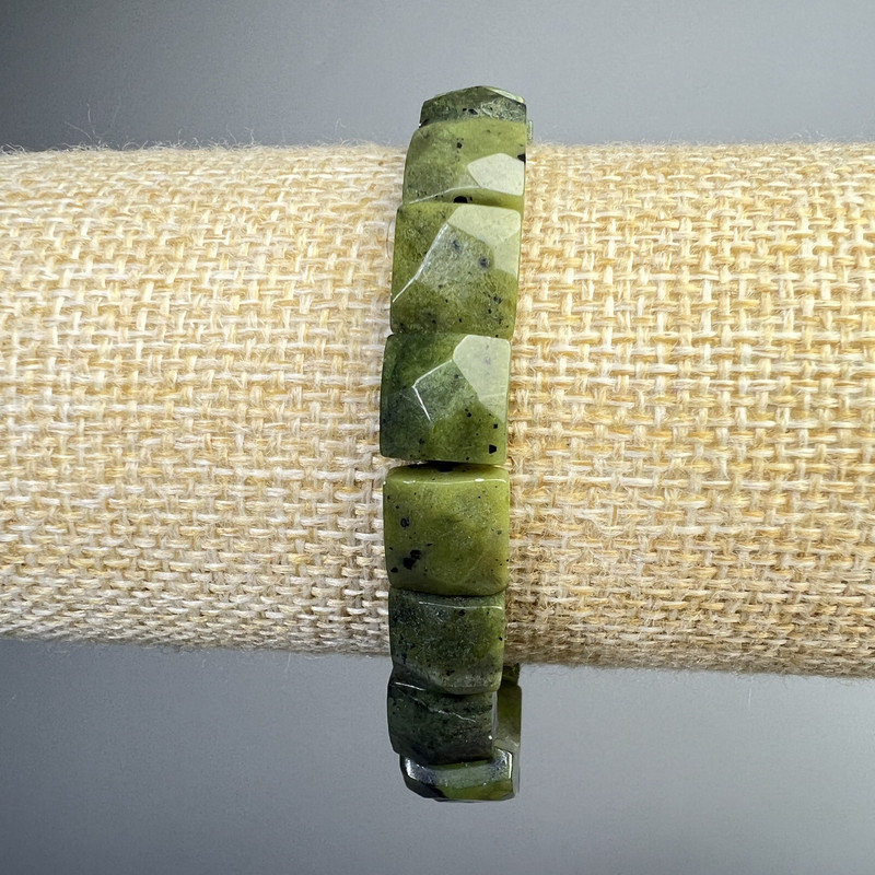 Bransoletka z jadeitu kanadyjskiego, naturalny kamień, fasetowany prostokątny element, wymiary 9×10×5 mm, szerokość 5 mm +/-; długość 18 cm +/- (rozciągana)