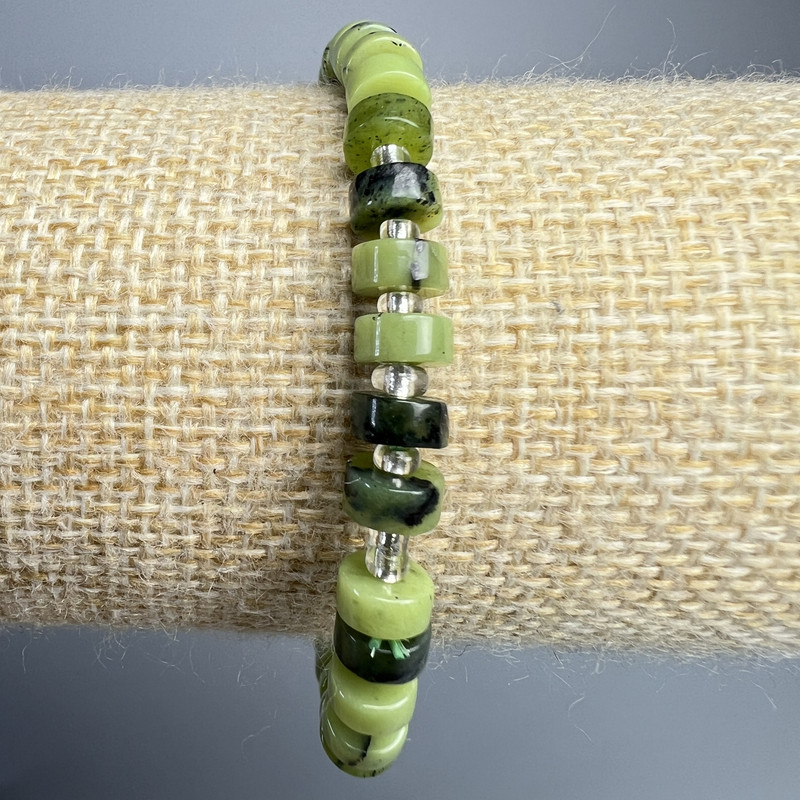Bransoletka z jadeitu kanadyjskiego, naturalny kamień, dyski o wymiarach 6×3 mm, długość 18 cm, elastyczna, z koralikami