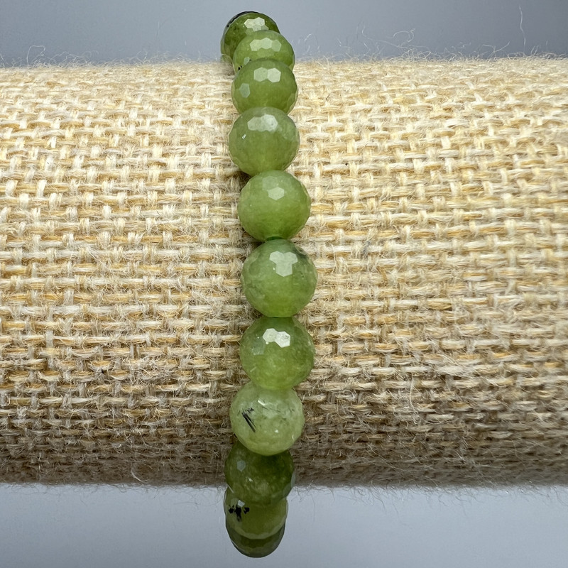 Bransoletka z jadeitu kanadyjskiego — naturalny kamień, fasetowane kuleczki o średnicy 6 mm, długość 18 cm ± (rozciągliwa)