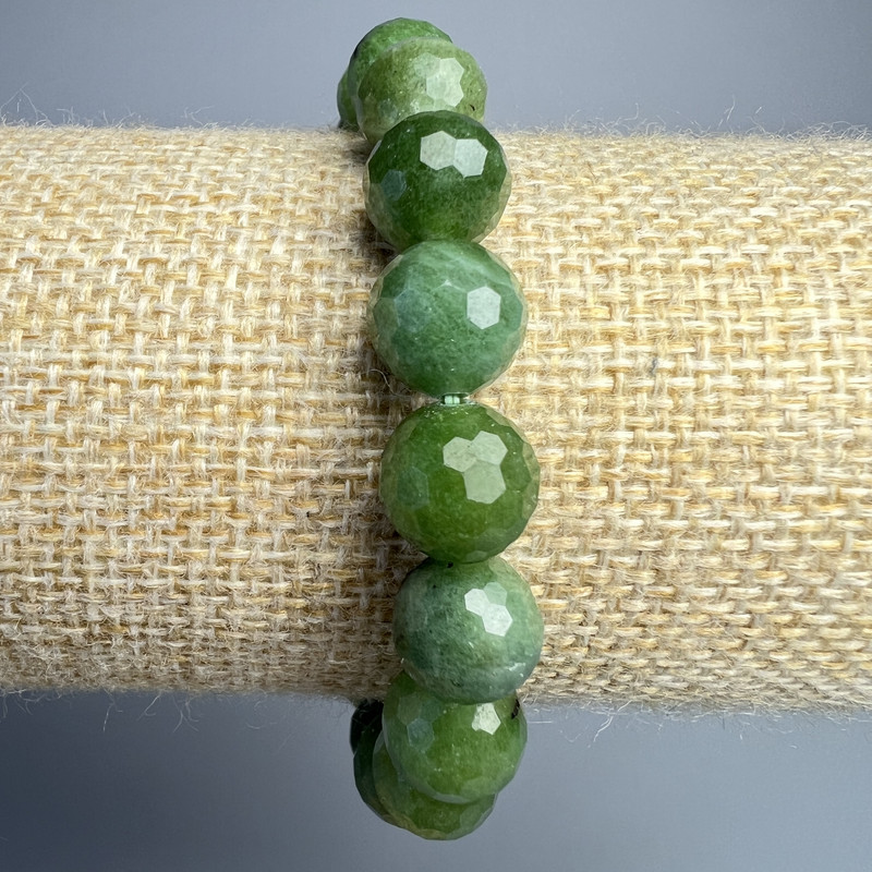 Bransoletka z kanadyjskiego jadeitu – fasetowane kuleczki o średnicy 10 mm, długość 18 cm +/- (na elastycznej gumce)