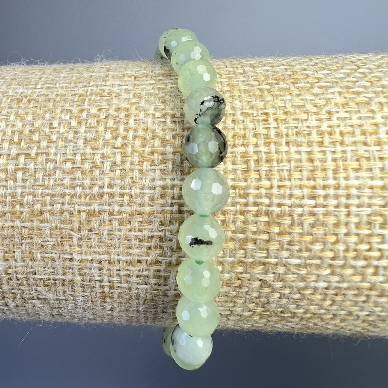 Bransoletka z naturalnego prenitu, fasetowana kulka o średnicy 6 mm, długość 18 cm (stretch)