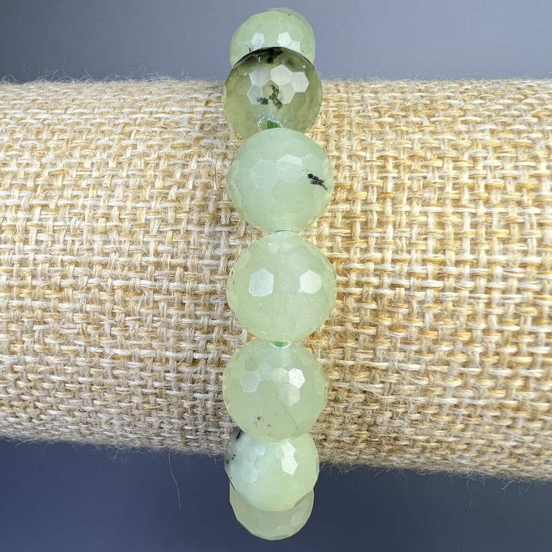 Bransoletka z naturalnego prenitu — fasetowana kulka o średnicy około 10 mm, długość 18 cm ± (rozciągana)