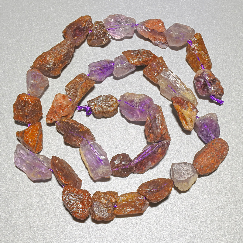 Koraliki z ametystu i kwarcu truskawkowego — naturalne, nieobrobione kamienie w formie galetów, średnica 9×13 mm, długość 39 cm, na nici
