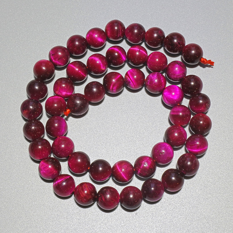 Koraliki malinowe Kocie Oko z naturalnego kamienia, gładkie kuleczki, średnica ok. 8 mm, długość ok. 37 cm na nitce