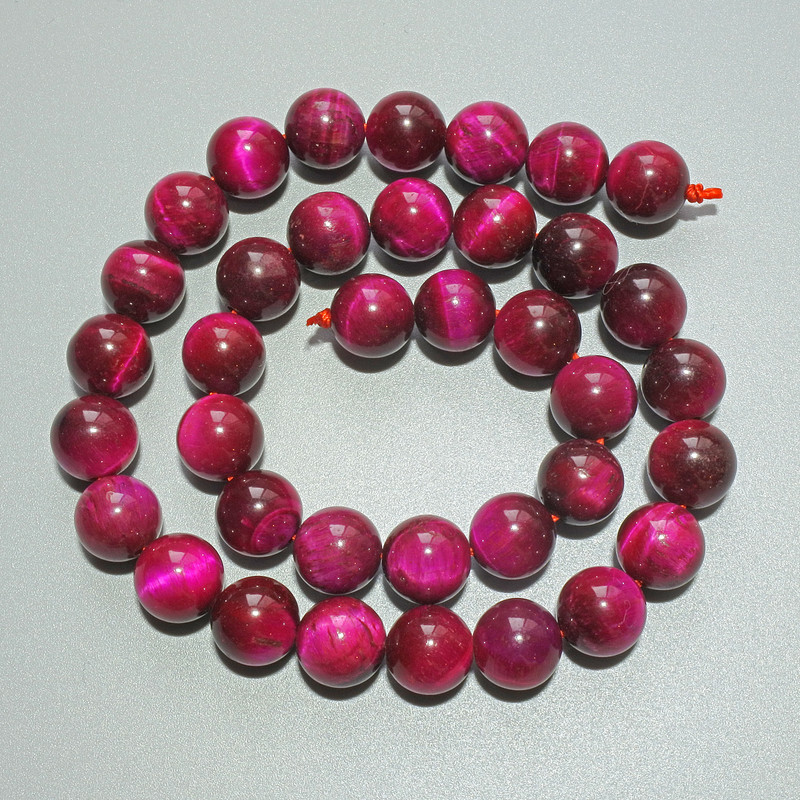 Koraliki malinowe Kocie oko z naturalnego kamienia, gładkie kulki, średnica 10 mm ±, długość 38 cm ± na nitce