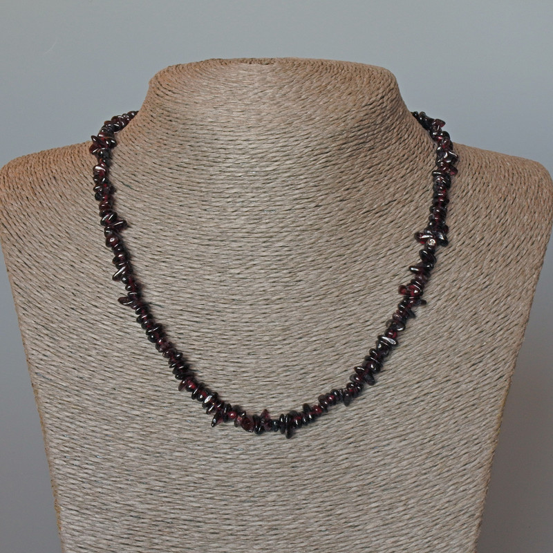 Naszyjnik z granatu, naturalny kamień, drobiny o średnicy 6×3 mm, długość 46 cm+
