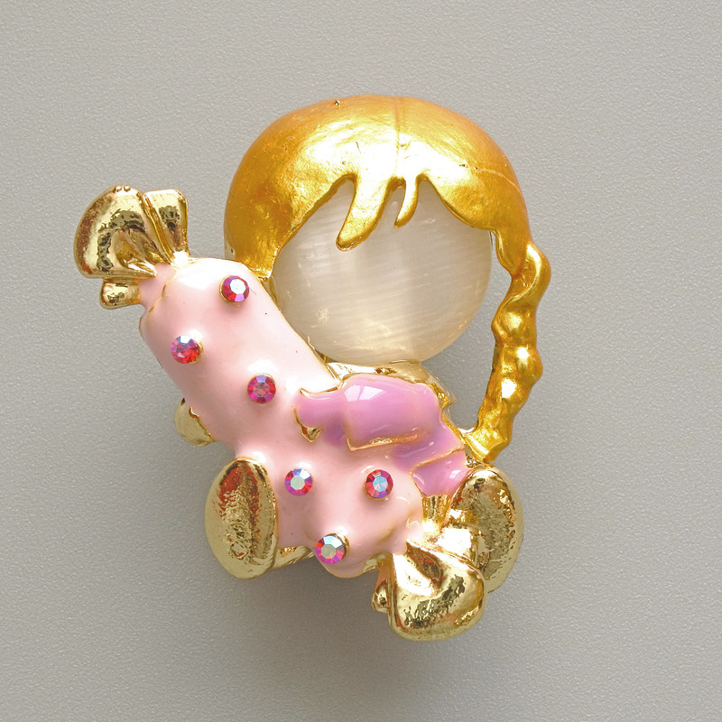 Broszka „Dziewczynka z cukierkiem” z białym kocim okiem, różowa i fioletowa emalia, kryształy chameleon, złocisty metal 25×30 mm