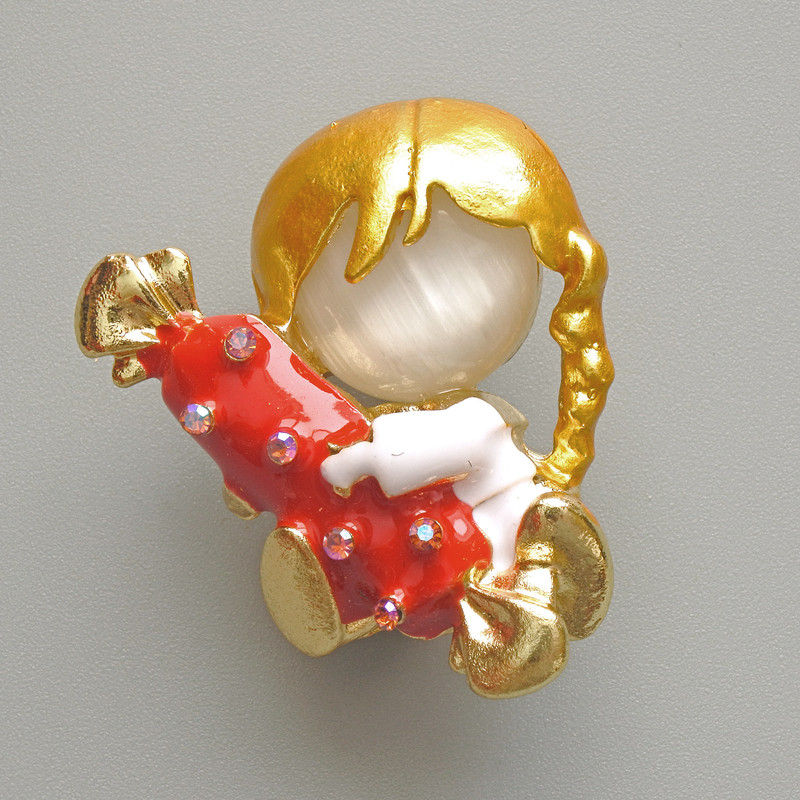 Broszka Dziewczynka z cukierkiem, białe kocie oko, czerwona i biała emalia, kryształy kameleon, metal złocisty 25×30 mm