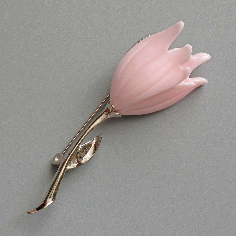 Broszka Tulipan różowy emaliowany, metal w kolorze srebrnym 24×72 mm