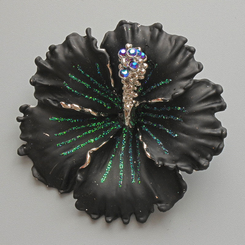 Broszka-wisiorek «Kwiat Petunii» czarna matowa emalia, niebieskie kryształy, zielone błyskotki, srebrzysty metal 51×51 mm