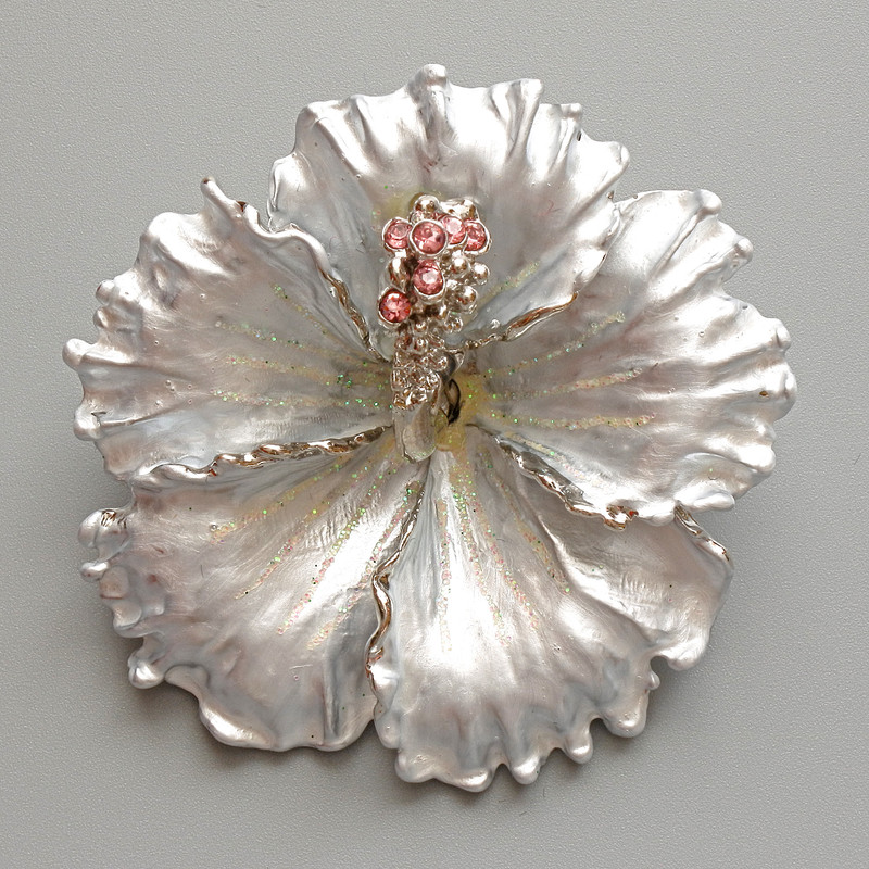 Broszka-wisiorek „Kwiat Petunii” szary matowy emalia, różowe cyrkonie, błyszczące drobinki, metal srebrzysty 51x51mm