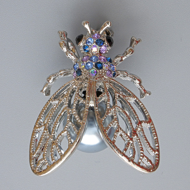 Broszka-kulon Motyl z kolorowymi cyrkonami, szarą koraliką, srebrzystym metalem 26×33 mm
