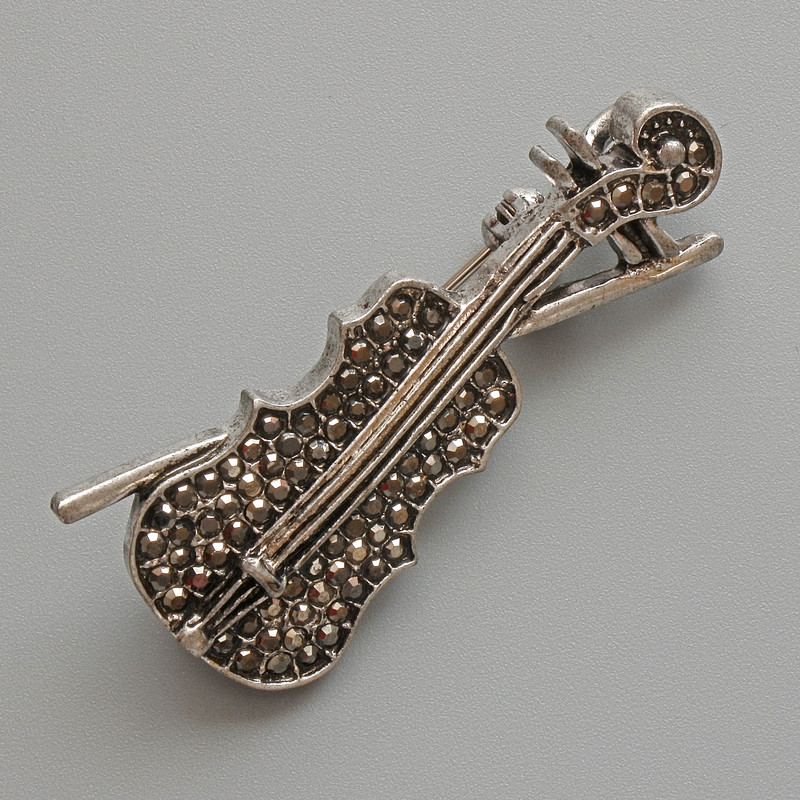 Broszka-wisiorek w kształcie skrzypiec, czarne strassy, srebrzysty metal 20×45 mm