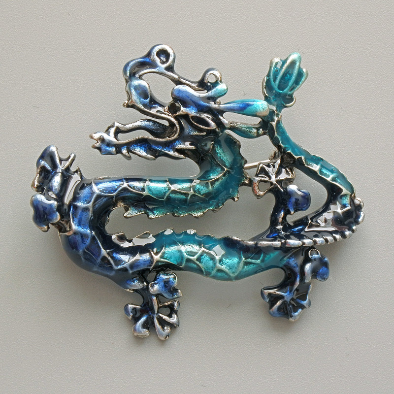 Broszka-wisiorek Smok niebieska emalia, srebrzysty metal 47×41 mm