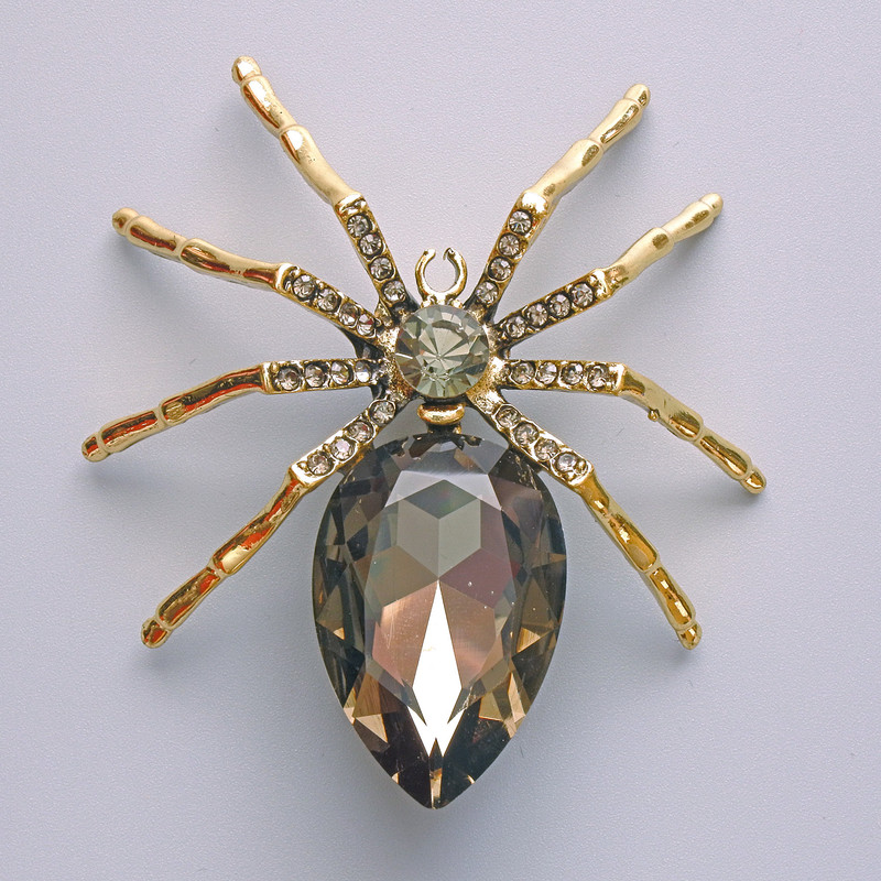 Broszka-wisiorek Pająk z szarym kryształem, szarymi cyrkonami, metal w kolorze złotym 56×64 mm