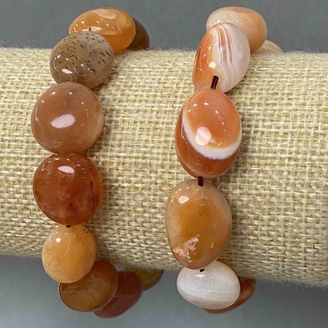 Wyprzedaż: Bransoletka z karneolu z dużymi fasetowanymi koralikami, średnica 17–22×17–19 mm, długość 18 cm (rozciągana)