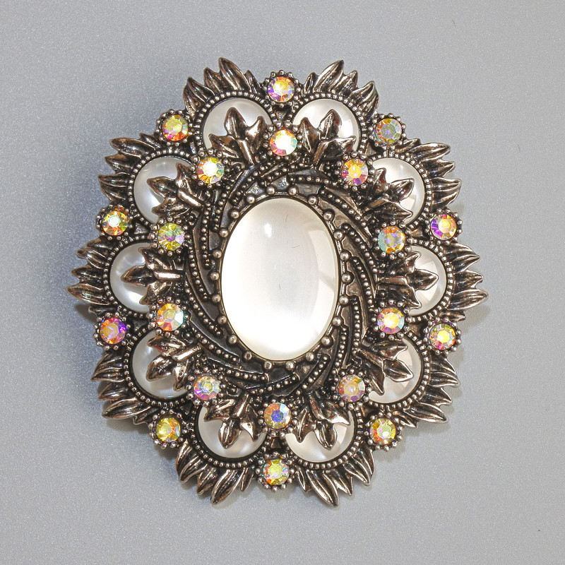Broszka-pendant Akcent z białym kocim okiem, kryształami o efekcie kameleona, metal ciemnosrebrny 48×54 mm