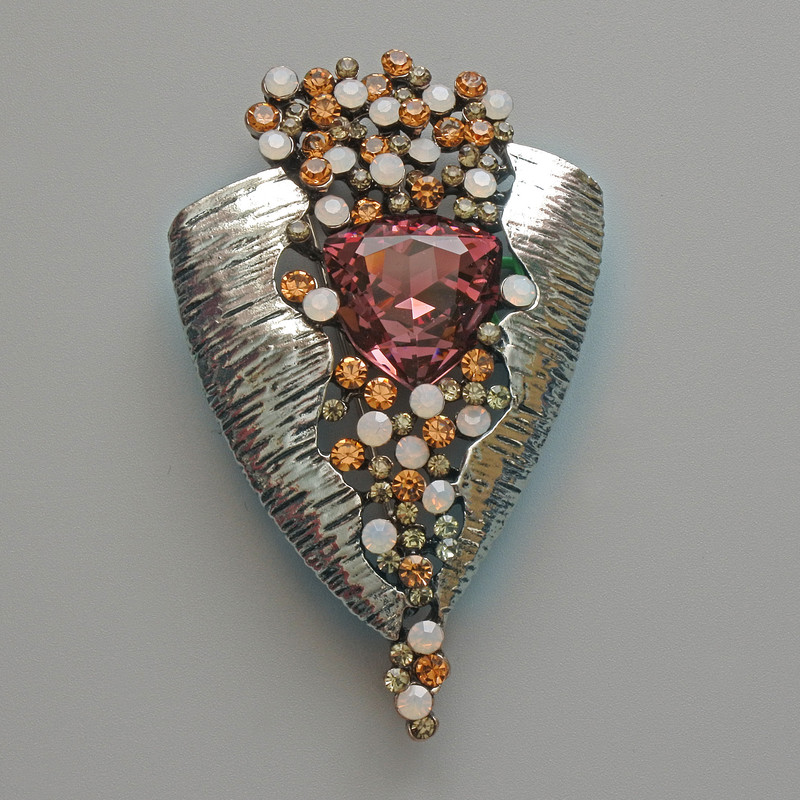 Broszka-wisiorek Akcent różowy kryształ, czarne, białe i żółte cyrkonie, metal srebrzysty 41×65 mm