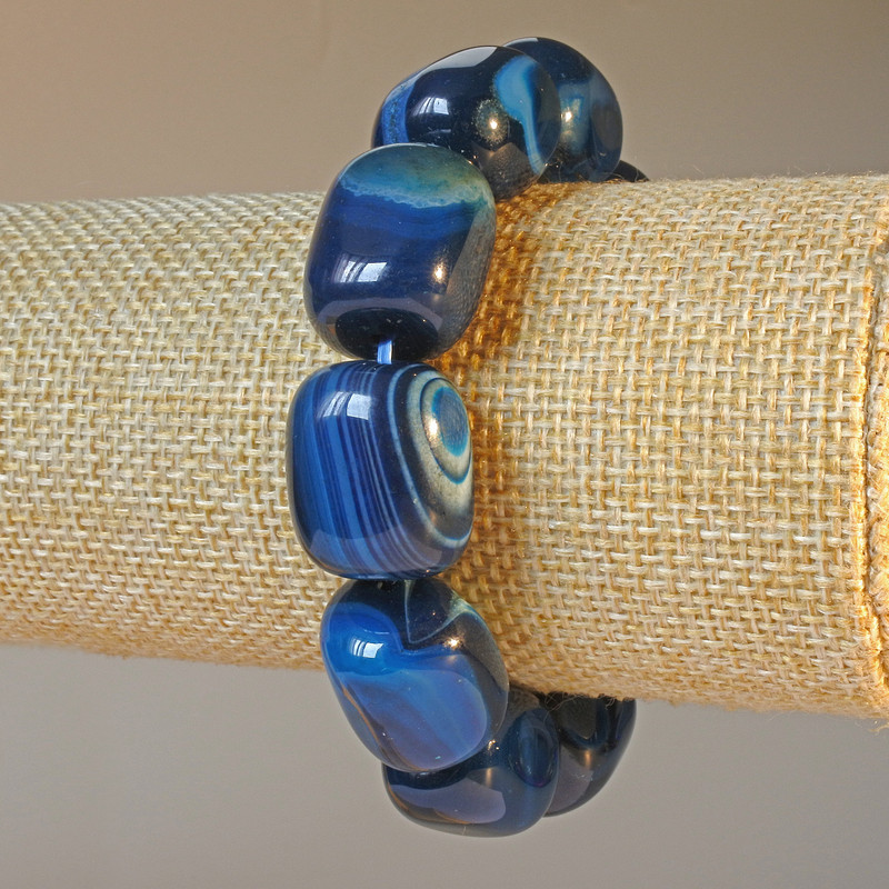 Bransoletka z niebieskiego agatu, naturalny kamień, w kształcie prostopadłościanu, średnica 15 × 19 mm ±, długość 18 cm ± (na elastycznej gumce)