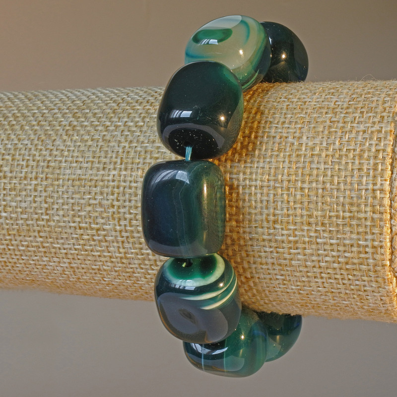 Bransoletka z zielonego agatu – naturalny kamień, kostki o wymiarach 15×19 mm, długość 18 cm ± (rozciągana)