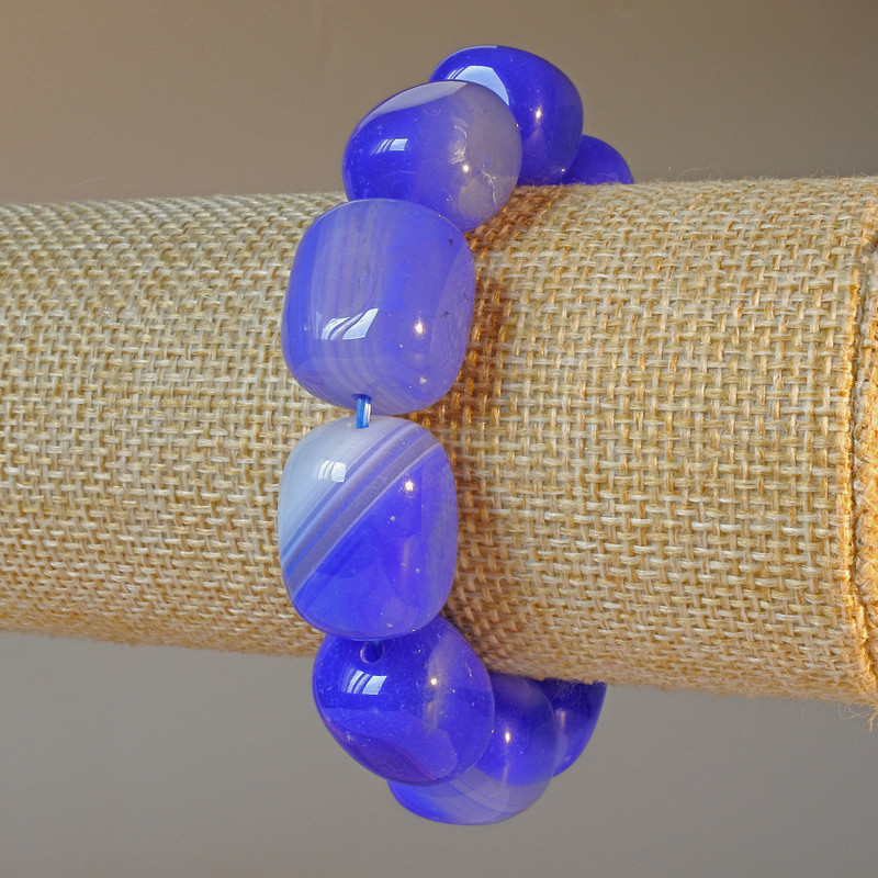 Bransoletka z błękitnego agatu – naturalny kamień, koraliki w kształcie kostek, wymiary 15×19 mm ±, długość 18 cm ± (elastyczna)