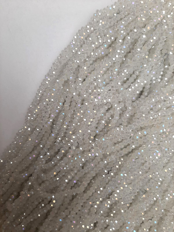 Koraliki czeskiego kryształu, biały z odcieniem „benzynowy”, fasetowane rondelki, średnica 3×2,5 mm, długość 40 cm, na nici