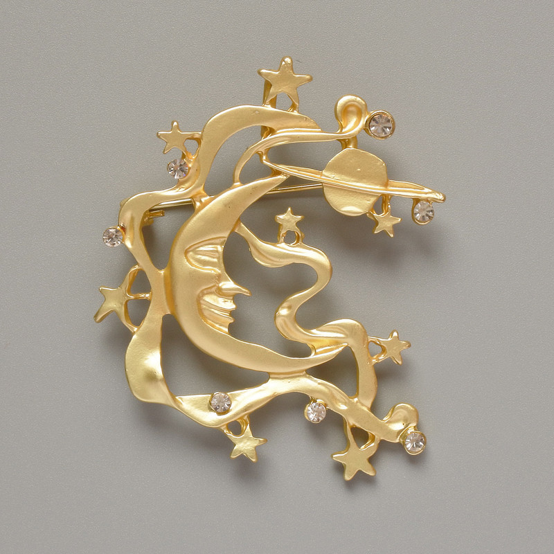 Broszka-wisiorek „Księżyc” z białymi cyrkoniami, matowy złoty metal 43×51 mm