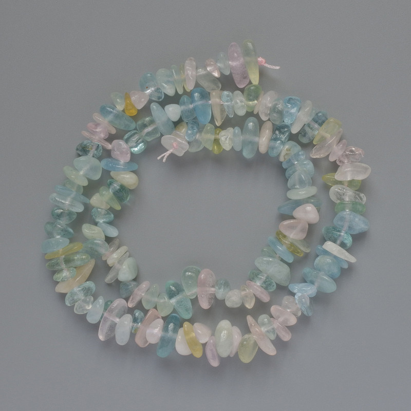 Koraliki z morganitu – naturalny kamień, kawałki o średnicy 8×3 mm, długość 41 cm na nitce