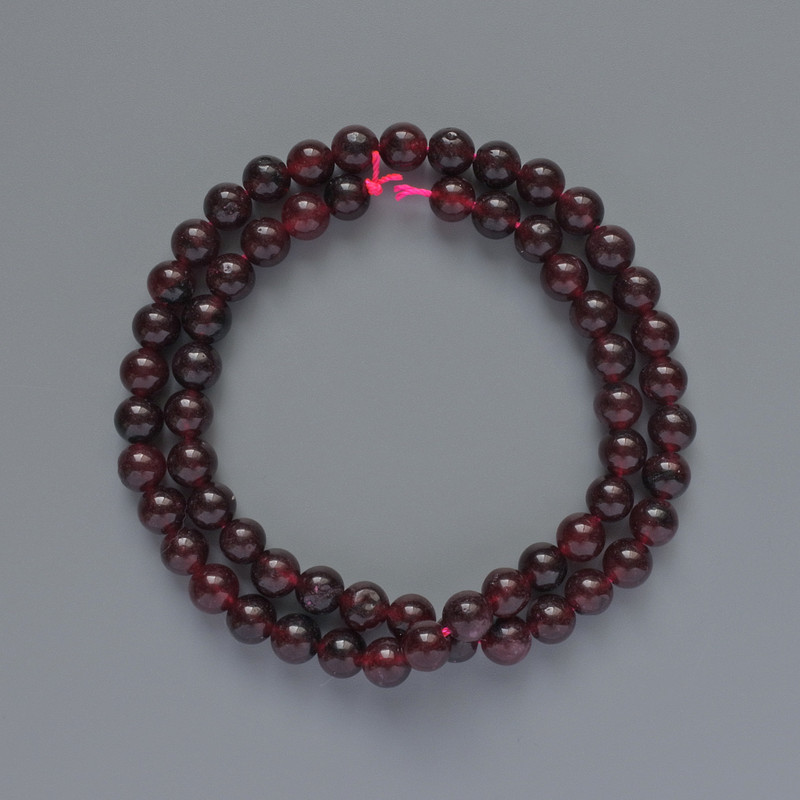 Koraliki z turmalinu — gładkie kulki, średnica 6,5 mm, długość 38 cm na nici