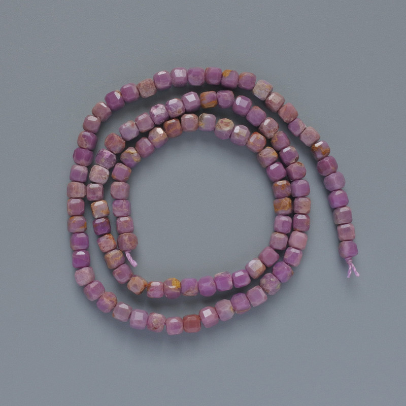 Koraliki fosfosyderytu z naturalnego kamienia, fasetowane w formie kostek, średnica 4 mm ±, długość 39 cm ± na nici