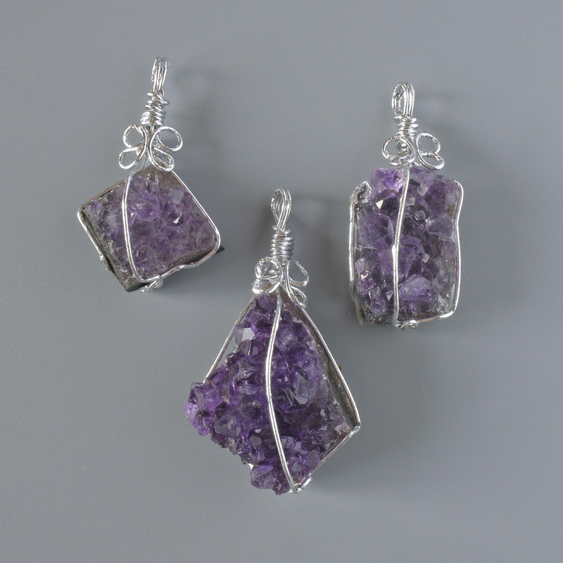 Wisiorek z ametystowej druzy geody w srebrzystej oprawie, średnica asortymentu od 16×38 mm do 28×44 mm+