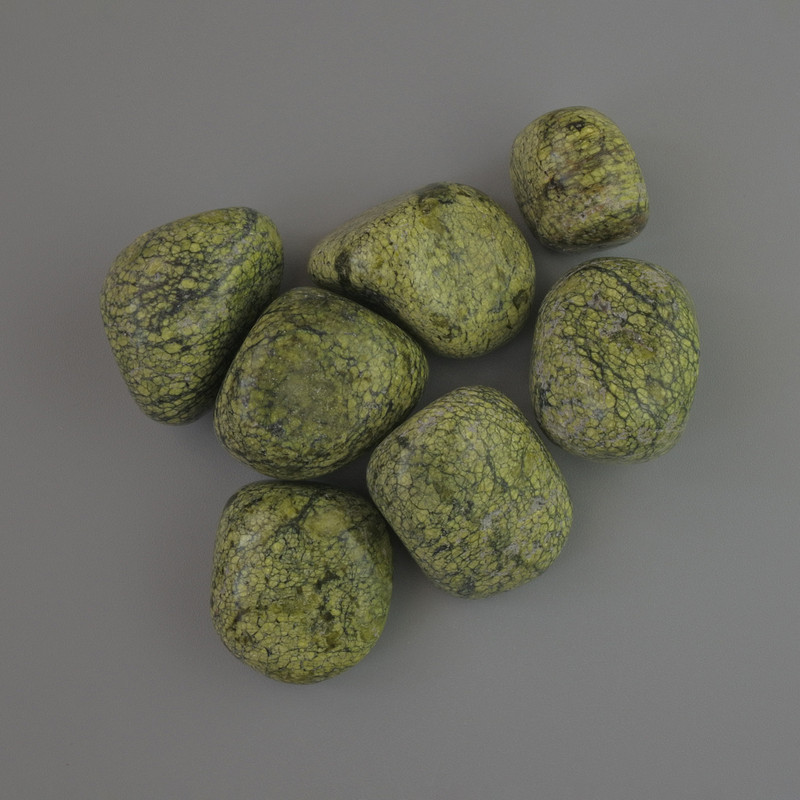 Pamiątkowy naturalny kamień serpentynowy – otoczak, średnica 19×17 mm (+/-), opakowanie 100 g