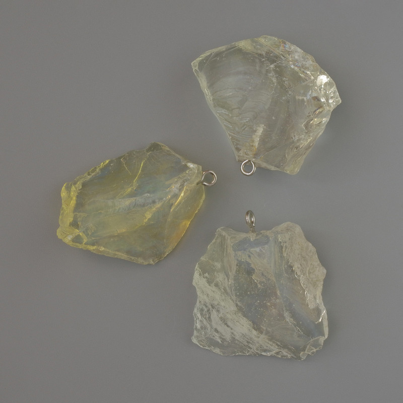 Wisiorek z nieobrobionego kamienia księżycowego, średnica 38×19 do 38×31 mm ± asortyment