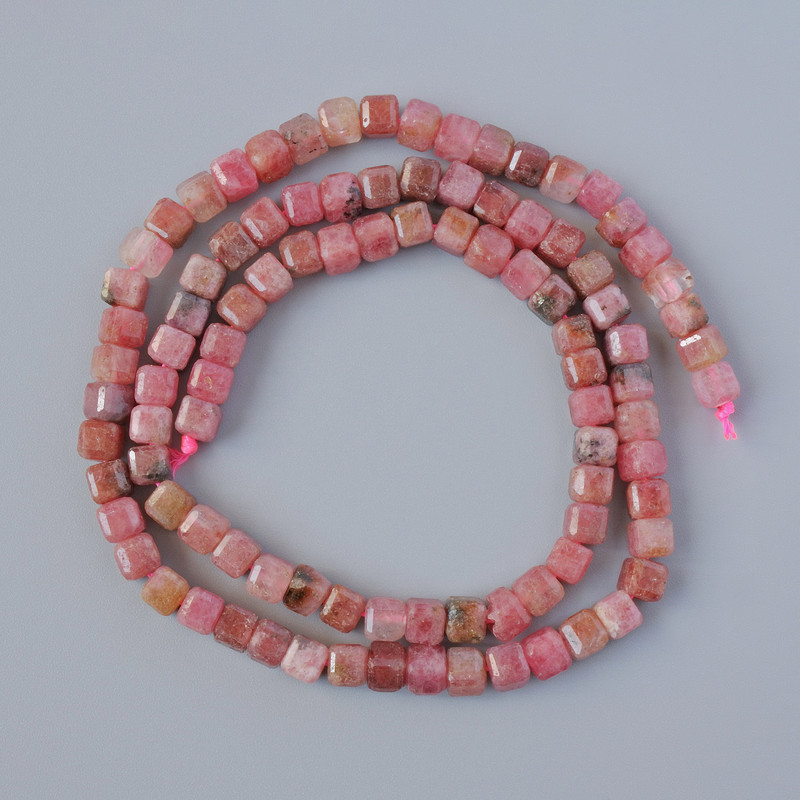 Koraliki z rodonitu, naturalny kamień, fasetowane kostki, średnica 4 mm, długość 39 cm, na nici