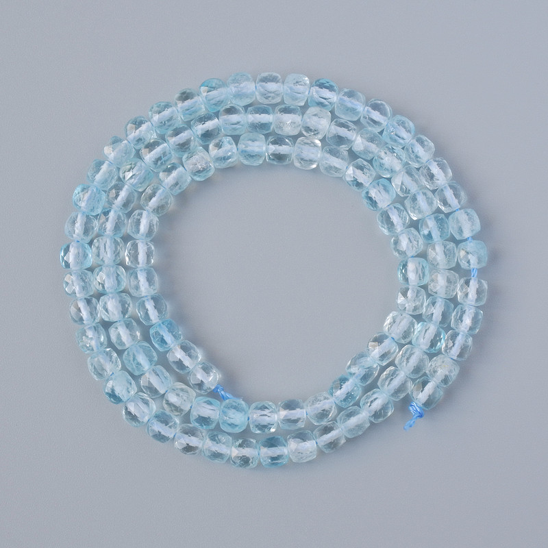 Koraliki topazu — naturalny kamień, fasetowane kostki, średnica około 4 mm, długość 40 cm, na nitce