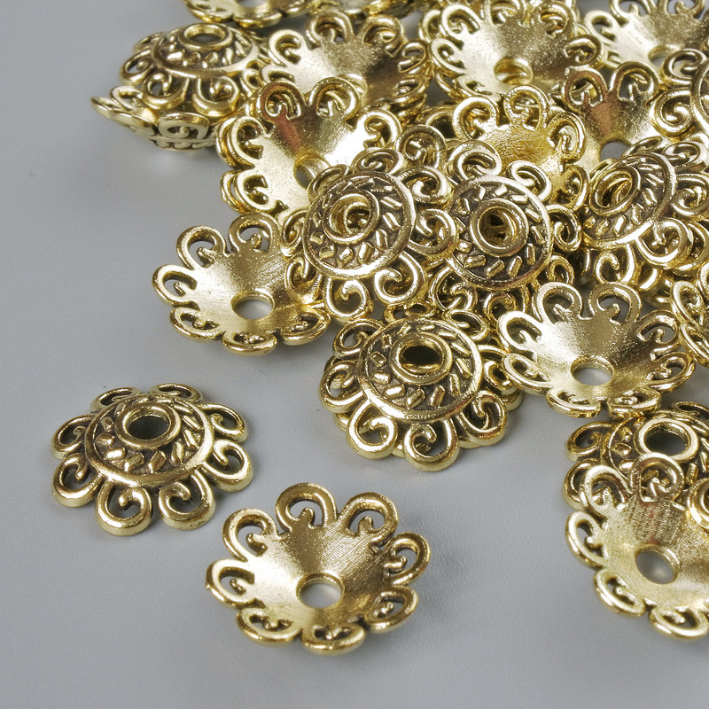 Końcówka do biżuterii, średnica 12×2 mm, otwór 2,3 mm, masa ok. 20 g, jasny złoty kolor metalu