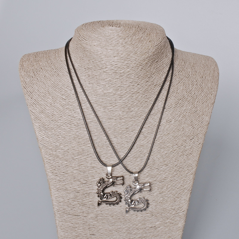 Zestaw dwóch zawieszek „Smok” z czarnej emalii i srebrzystego metalu 33×26 mm, długość 45–50 cm