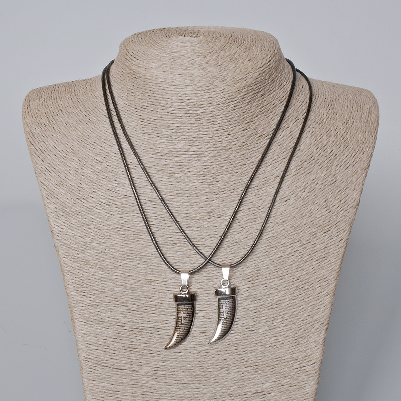 Para wisiorków „Kieł” czarna emalia i srebrzysty metal 35×12 mm, długość 45–50 cm