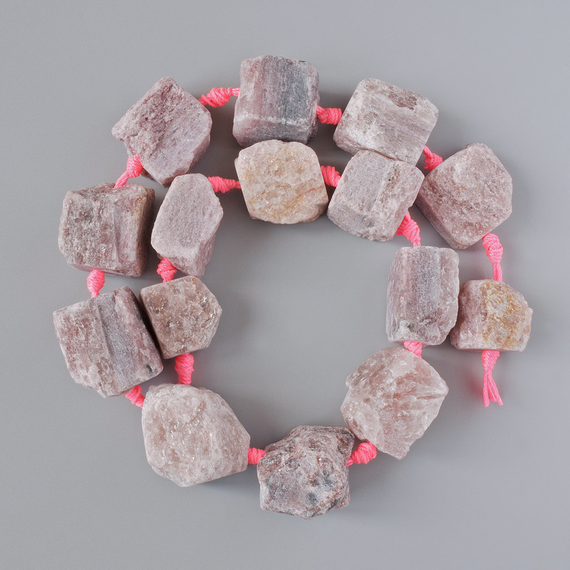 Koraliki z lepidolitu, nieoszlifowany naturalny kamień w formie bryłek, średnica 20×22 mm, długość około 41 cm na nici