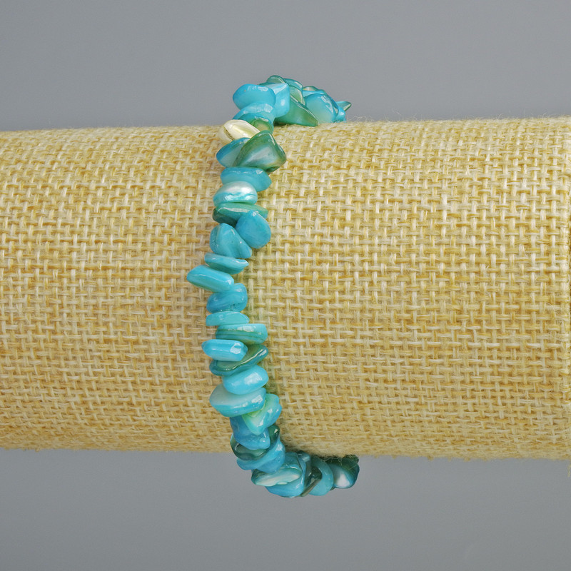 Bransoletka tonowana z masy perłowej, niebieskie drobiny, średnica ok. 7×2 mm, długość ok. 18 cm (elastyczna)