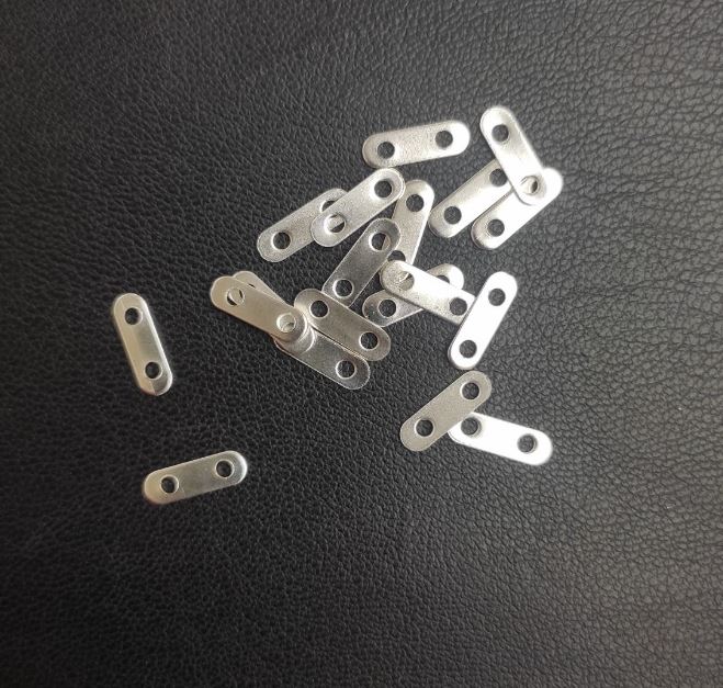 Rozdzielnik-płytka na 2 nici, średnica 11×3,5 mm, otwór Ø1,6 mm, opakowanie 50 szt., kolor metalu: srebrny