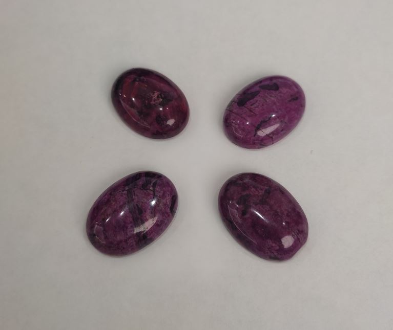 Kaboszon z malinowego jaspisu (syntetyczny) 25×18 mm