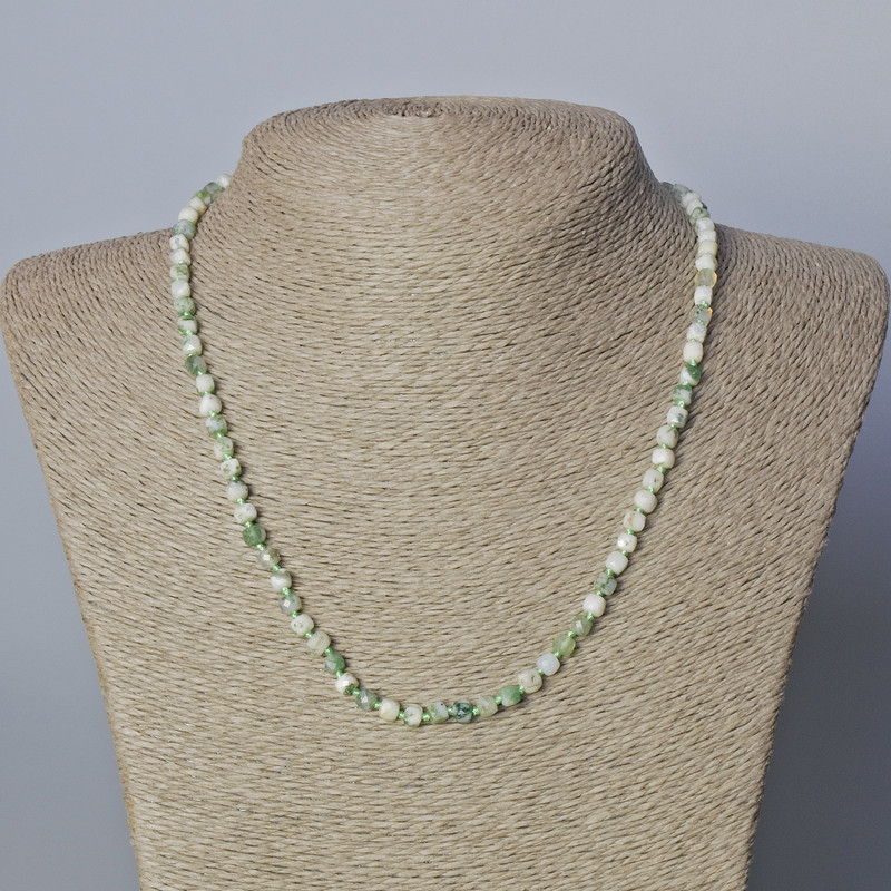 Naszyjnik z agat mechowy, naturalny kamień, fasetowane kostki o średnicy 4 mm, długość 45–48 cm