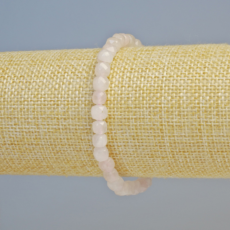 Bransoletka z różowego kwarcu, naturalny kamień, fasetowane kostki, średnica około 5,5 mm, na elastycznej gumce, długość 18 cm